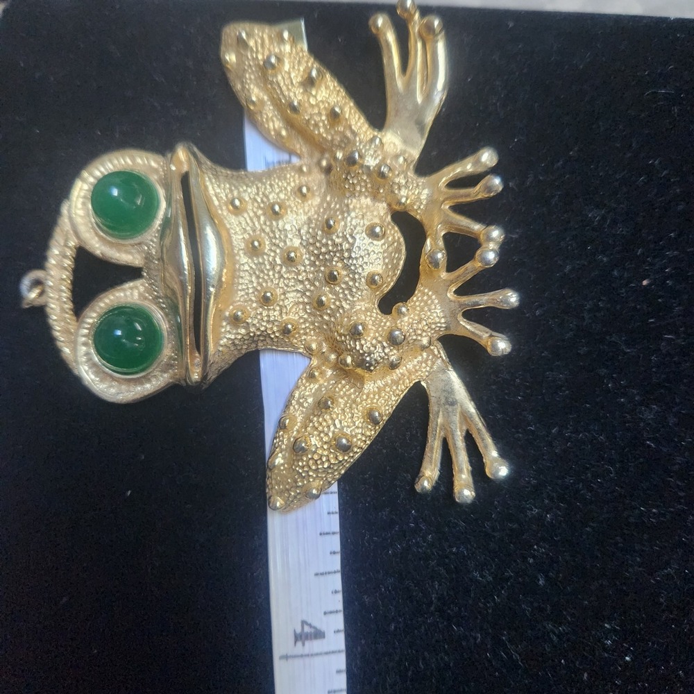 Vintage Chunky Gold Tone Frog Toad Pendant Green Cabochon Eyes Textured Animal - Picture 8 of 9